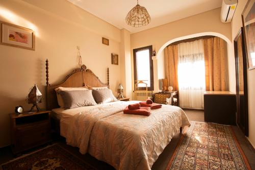 雅典Spacious Apartment Next To Metro - Marousi的一间卧室配有一张床,上面有两条毛巾