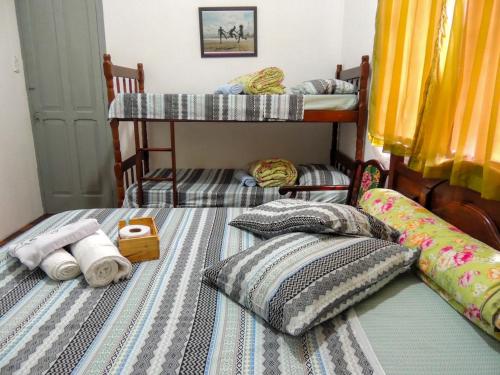 Hostel Recanto de Alegrias em São Cristòvão客房内的一张或多张双层床