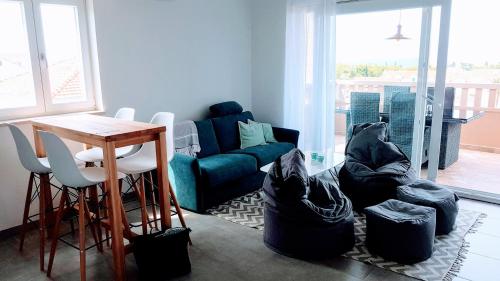 苏佩塔尔Soren-SUN Apt´s的客厅配有蓝色的沙发和桌子