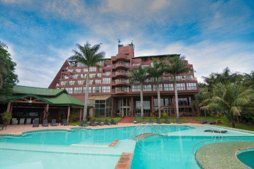 伊瓜苏港宝特德尔伊瓜苏亚美利安酒店的大型酒店前方设有大型游泳池