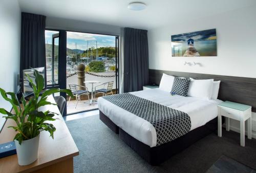 纳尔逊海港滨海汽车旅馆的酒店客房设有一张床和一个阳台。