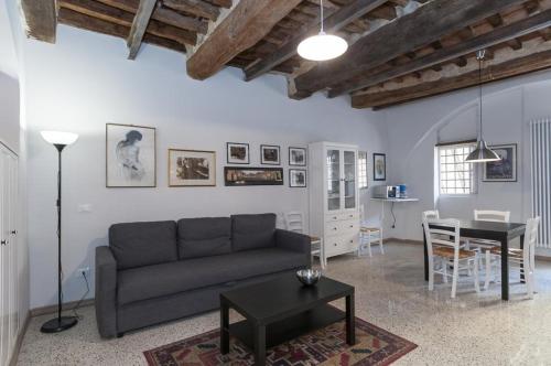 卢卡Il nido nascosto的客厅配有沙发和桌子