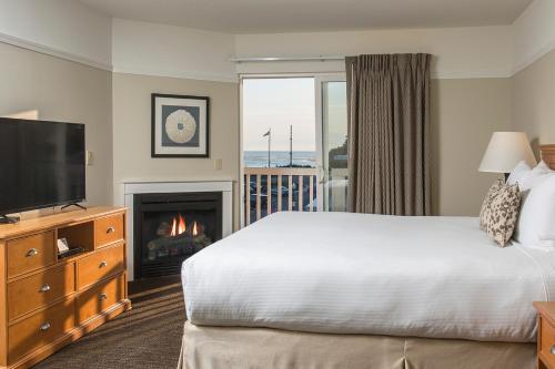 林肯市路肯恩格拉斯旅馆的酒店客房配有一张床和一个壁炉。