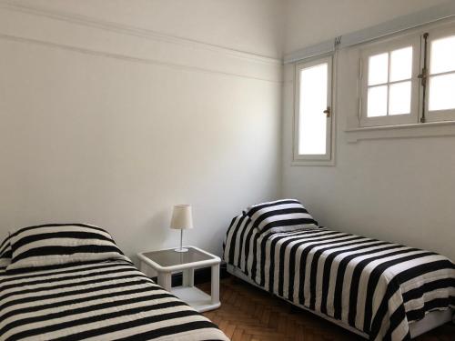 布宜诺斯艾利斯Antiguo departamento con excelente ubicación的两张睡床彼此相邻,位于一个房间里