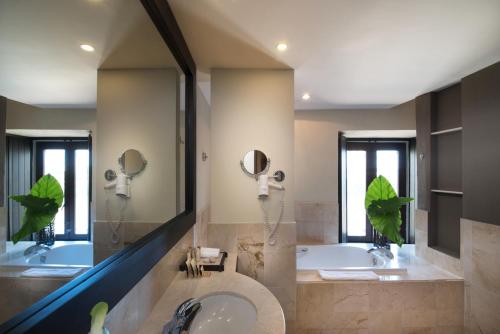 圣多明各霍德帕尼古拉斯奥万多酒店的带浴缸、水槽和镜子的浴室
