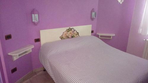 SantʼAnna PelagoB&b La Violetta的紫色卧室,配有一张紫色墙壁床