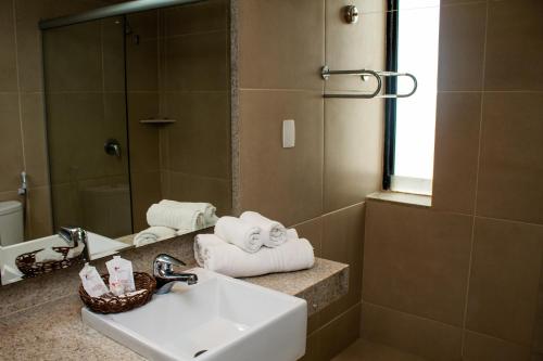 Pajuçara Praia Hotel的一间浴室