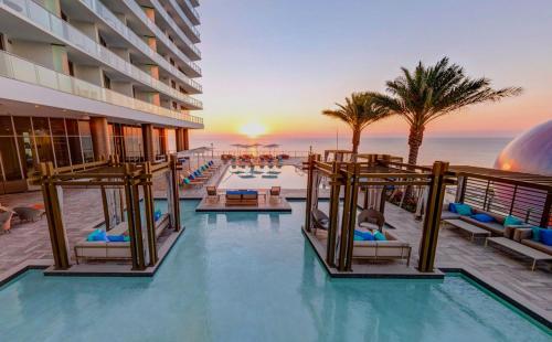 好莱坞Hyde Beach Resort Rentals的海景酒店的游泳池