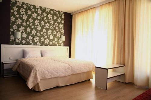 典雅温泉酒店客房内的一张或多张床位