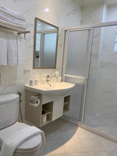 台东喜乐旅店的带淋浴、盥洗盆和卫生间的浴室