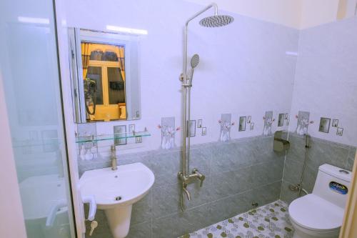 惹岛KHÁCH SẠN GIA THỊNH LÝ SƠN的一间带水槽、淋浴和卫生间的浴室