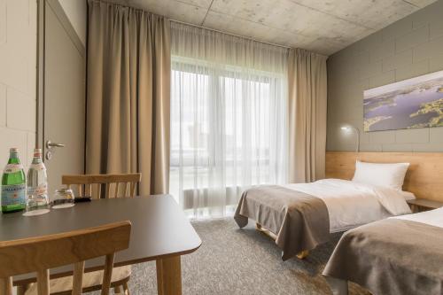 卡梅拉瓦Air Hotel的酒店客房设有两张床和一张桌子。