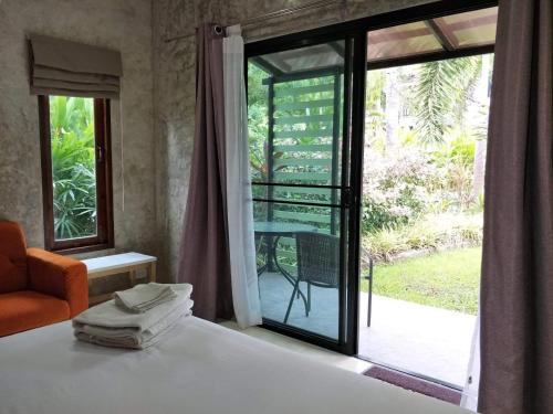 邦沙潘The Leaf Bankrut的一间卧室设有一张床和一个美景窗户。