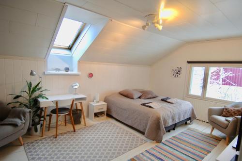 里希迈基Petsamo Apartment的一间卧室配有一张床、一张书桌和一个窗户。