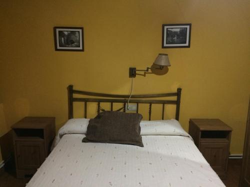 纳瓦孔塞霍LA ANTIGUA TAHONA的一间卧室配有白色床和2个床头柜