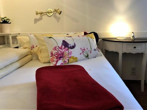 科赫姆Apartment Happy Mosel的卧室配有一张带红色毯子的白色床