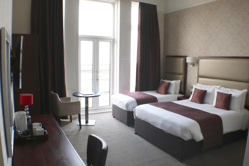 维多利亚传奇酒店客房内的一张或多张床位