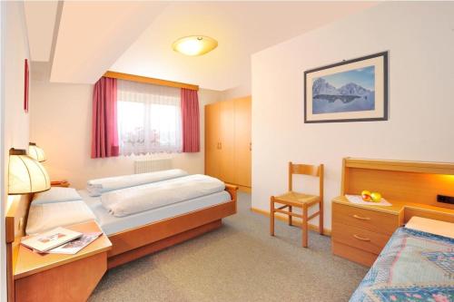 圣克里斯蒂娜Apartments La Baita的酒店客房配有两张床和一张书桌
