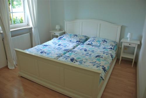 韦尔特湖畔克伦彭多夫Villa Schaller - Apartment的一间卧室,床上摆放着蓝色鲜花