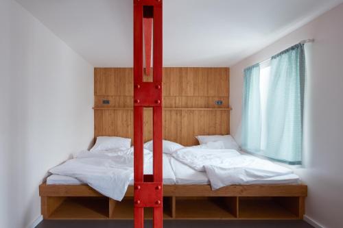 霍尔马拉帕Pivovar Trautenberk的卧室配有带白色床单的双层床