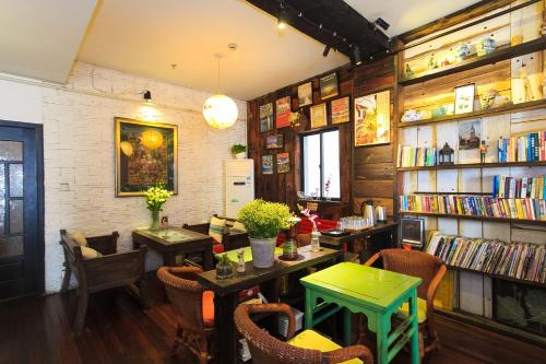 杭州YHA荷方小院的一间带桌椅和书架的餐厅