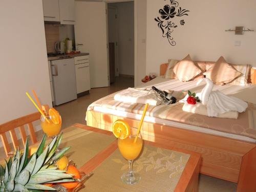 特里班Iva Apartmani的酒店客房配有一张床和一张桌子,桌子上装有四面 ⁇ 