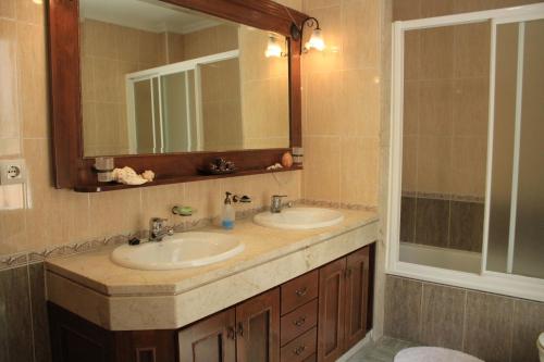 阿尔姆尼卡Los Pinos Mar y Montaña的浴室设有2个水槽和镜子