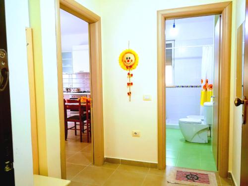 都拉斯Turtle Apartment的浴室设有一扇门,可通往带卫生间的浴室。