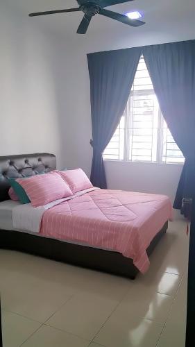 阿罗士打Home2u Alor Setar Homestay的一间卧室配有一张带吊扇和窗户的床。