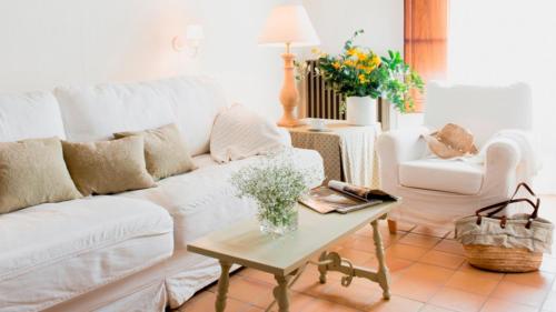 桑特佩尔佩斯卡多尔马斯酒店的客厅配有白色的沙发和桌子