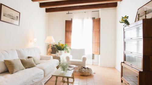 桑特佩尔佩斯卡多尔马斯酒店的白色的客厅配有白色的沙发和桌子