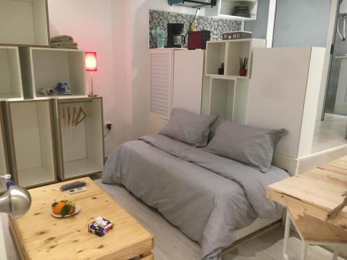 斯法克斯Le cocon de Sfax的一间小卧室,配有一张床和一张桌子