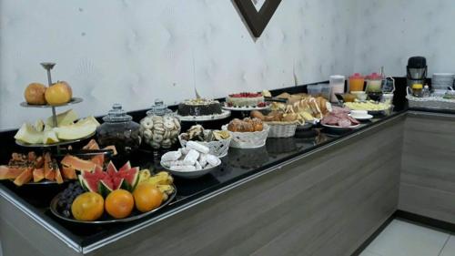 沙佩科Star Hotel的包含多种不同食物的自助餐
