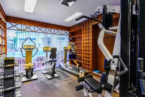 卡伦海滩Andaman Seaview, Karon Beach - SHA Plus的健身房,带跑步机的健身房