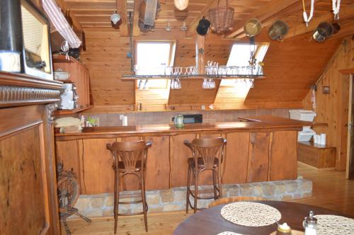 Horní BrannáPenzion 409的小屋内的厨房设有酒吧和凳子
