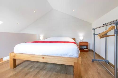 塔卢瓦尔Domaine des Ecuries - Appartements meublés à Talloires的一间卧室配有一张床和一张双层床梯