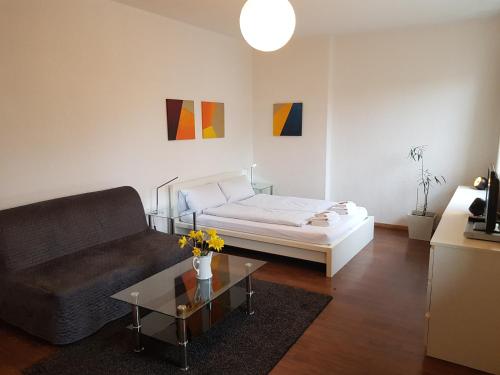 柏林可卡洛奇塔瑟甜蜜公寓的客厅配有床和沙发