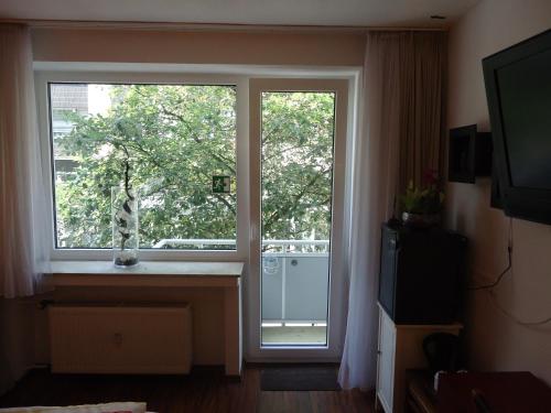 杜塞尔多夫斯缇米尼斯酒店的客房设有一个窗户,享有树木的景致。