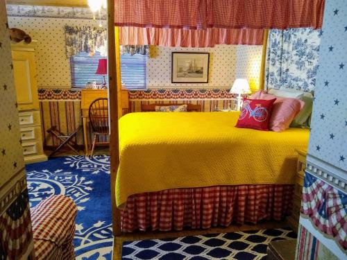 WeirsdaleShamrock Thistle & Crown B&B的一间卧室配有一张黄色毯子床