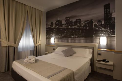 莱尼亚诺Hotel City Legnano的一间市景卧室,配有一张床