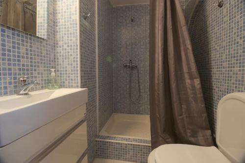 塔维拉Tavira Downtown Calm House的浴室配有盥洗盆、淋浴和卫生间