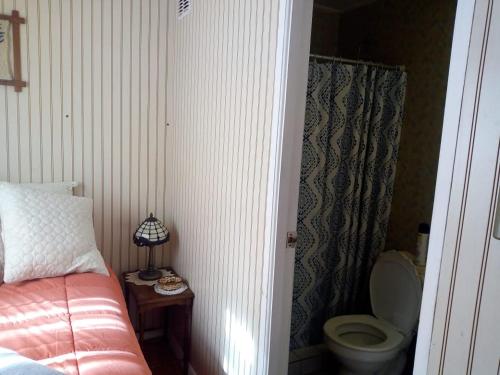 蒙特港lotus shared-house的一间带床和卫生间的浴室