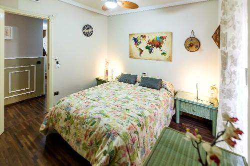 科尔多瓦Apartamento Azahara的一间卧室配有床和2个床头柜