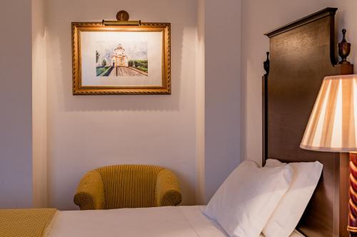 卡萨亚摩瑞拉TH国家纪念碑酒店客房内的一张或多张床位