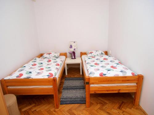 查科韦茨Studio apartman Rest Nest的带桌子的客房内的两张单人床