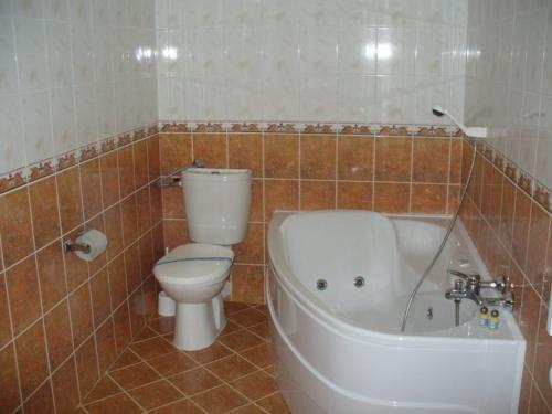 VrabtsiteБалнеохотел "Люляци"的一间带卫生间和浴缸的浴室