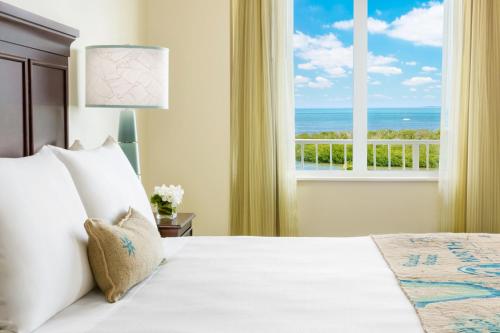 基韦斯特基韦斯特24北部酒店 的一间卧室设有一张床,享有海景