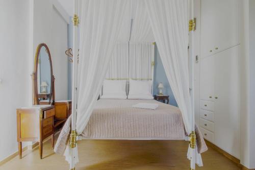 梅加斯·亚洛斯-奈特斯艾米利亚豪华公寓的一间卧室配有一张带天蓬的床