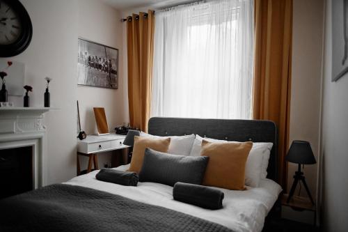 布里斯托Central Located One Bedroom Apt的卧室配有带枕头的床铺和窗户。