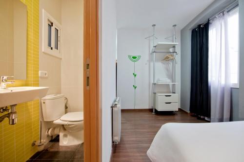 巴塞罗那BCN尼茨旅馆的浴室配有盥洗盆、卫生间和盥洗盆。